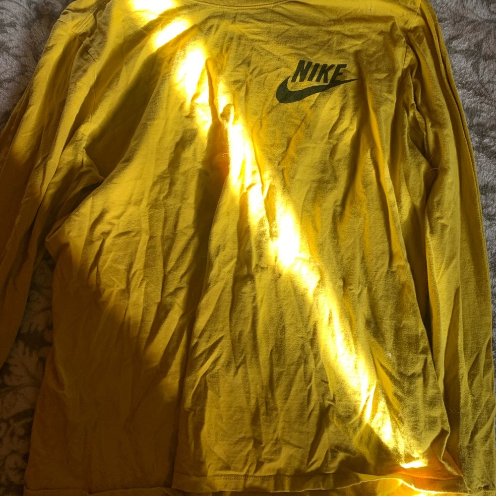 Large men’s Nike shirt